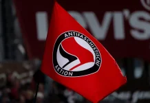 Stoneman feuern Bassist, weil er ein Antifa-Shirt beim Gig trug