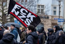 Let Me Drown und 13 weitere Bands covern ‘Alle hassen Nazis’