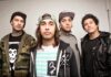 Pierce The Veil spielen ‘So Far So Fake’ live bei Hot Topic